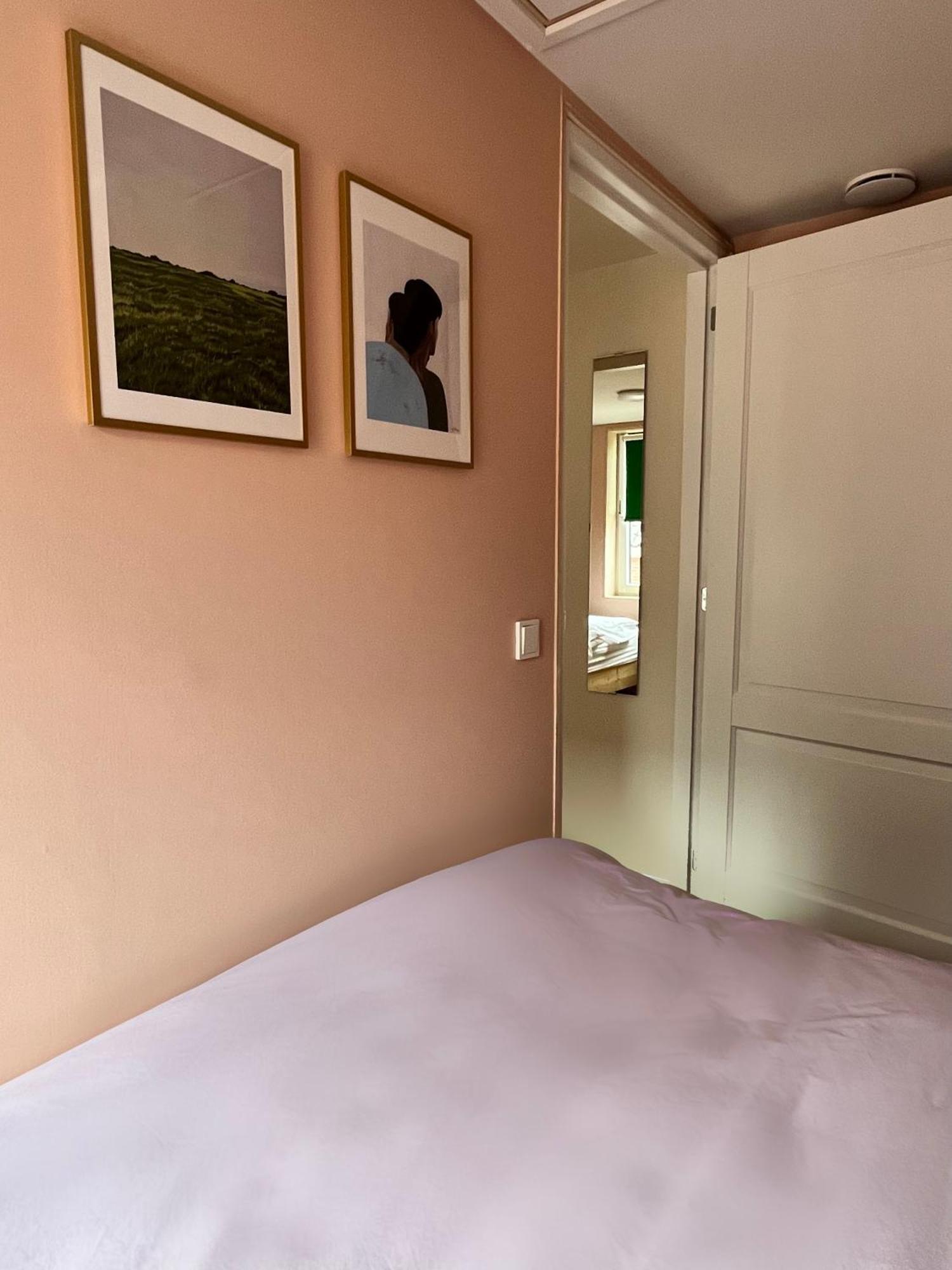 Red Cat In Bed Bed & Breakfast Eenrum Ngoại thất bức ảnh