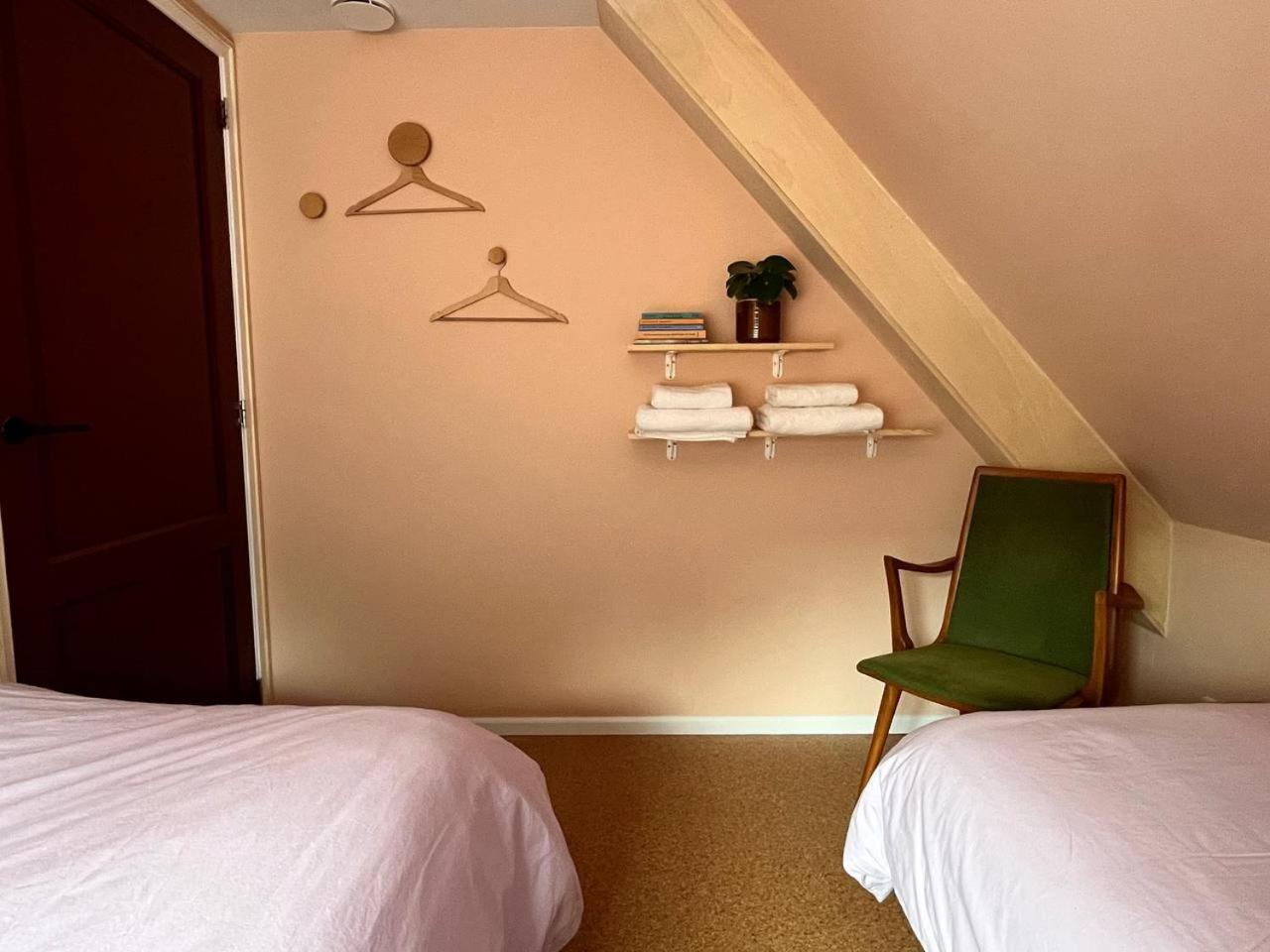 Red Cat In Bed Bed & Breakfast Eenrum Ngoại thất bức ảnh